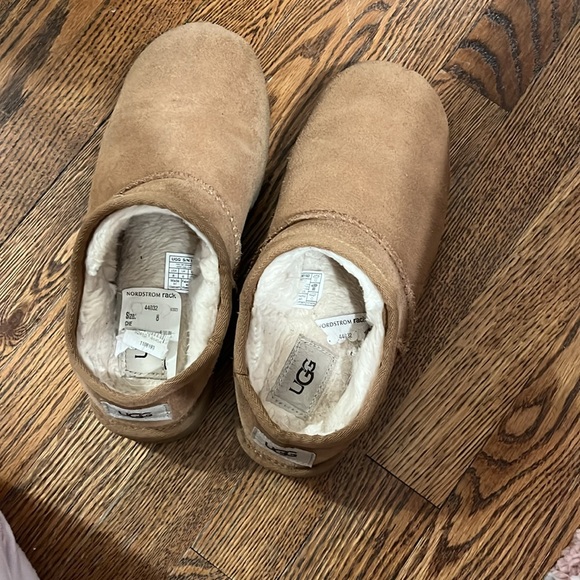 Classic UGG slipper. Size 8. Excellent condition. Only wore a few times - Picture 3 of 4